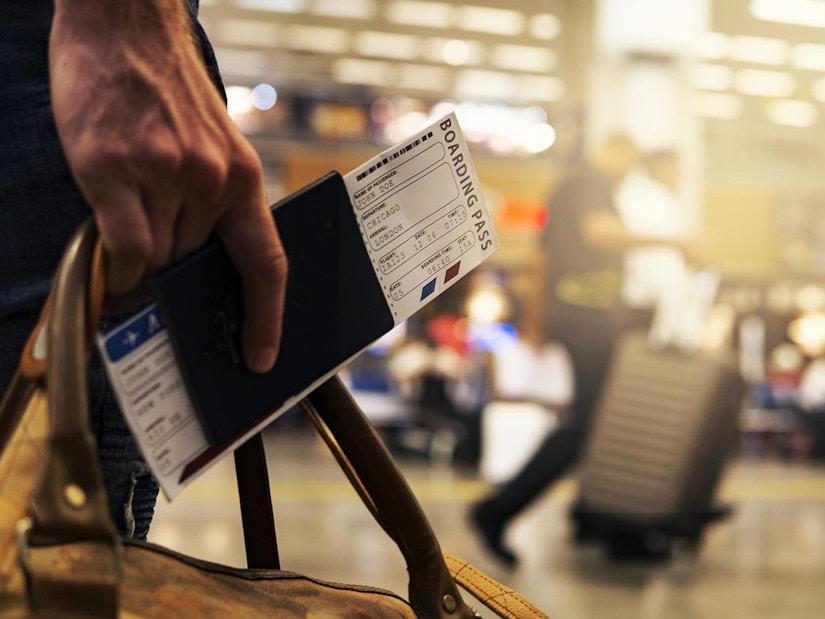Person mit einer Bordkarte am Flughafen