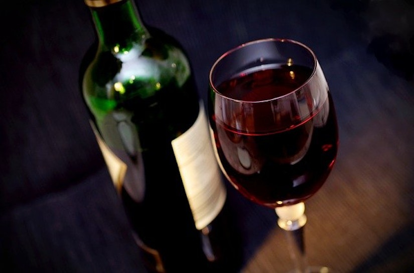 Glas Rotwein und Rotweinflasche
