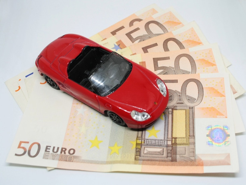 Rotes Auto und 50-Euro-Banknoten 