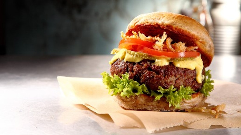 Ein Burger auf einem Tisch