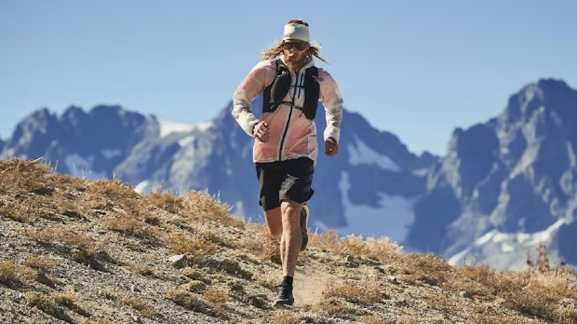 Ein Mann beim Trailrunning