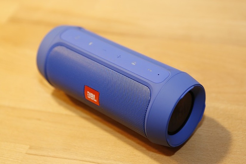 Blauer JBL Bluetooth-Lautsprecher
