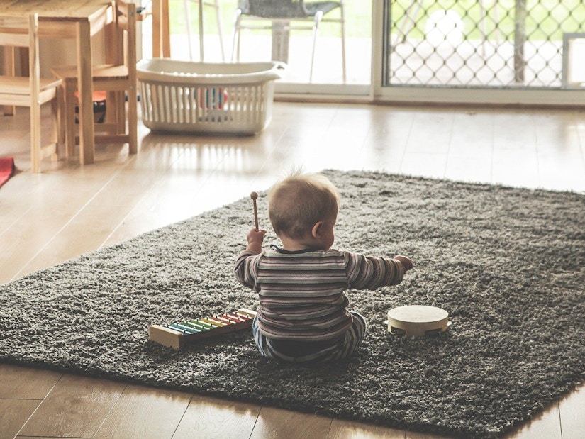 Ein Baby spielt auf dem Teppich