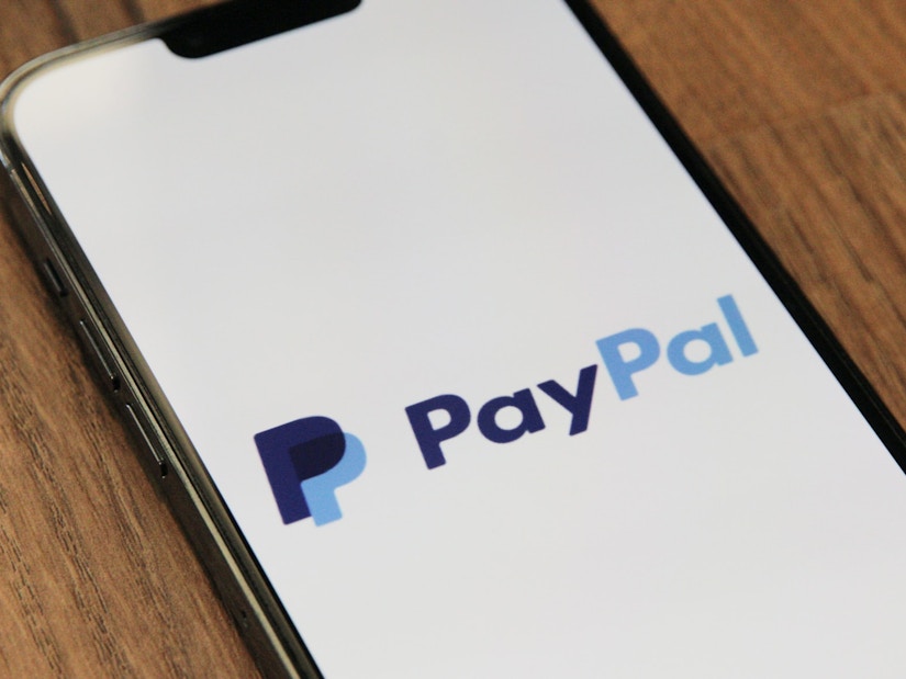 Das Handy mit PayPal-Logo auf dem Bildschirm