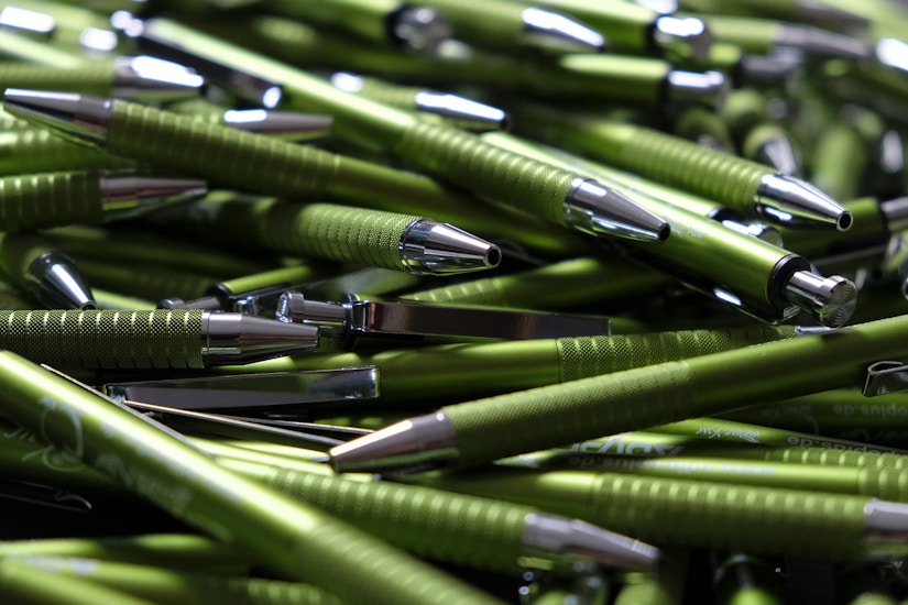 Ein Haufen grüner Kugelschreiber