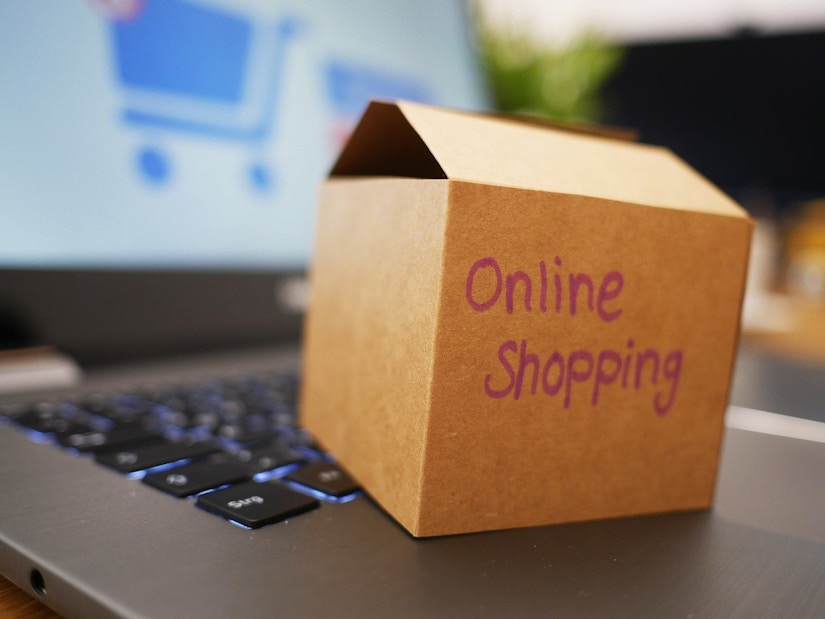 Eine kleine Box, auf der "Online Shopping" steht