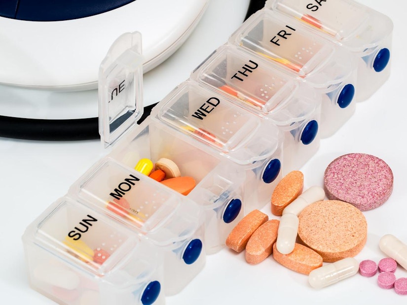 Tabletten in einer Medikamentenbox
