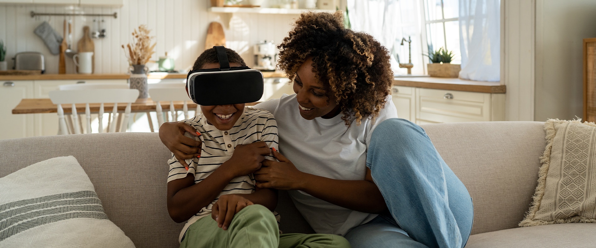 Eine Mutter und ihr Sohn spielen mit einer VR Brille.