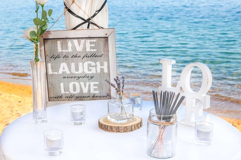 Tischdekoration und Bild mit dem Slogan: Live, Laugh, Love