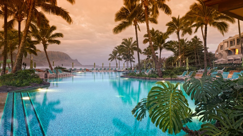 Ein Hotelresort mit Pool und Palmen.