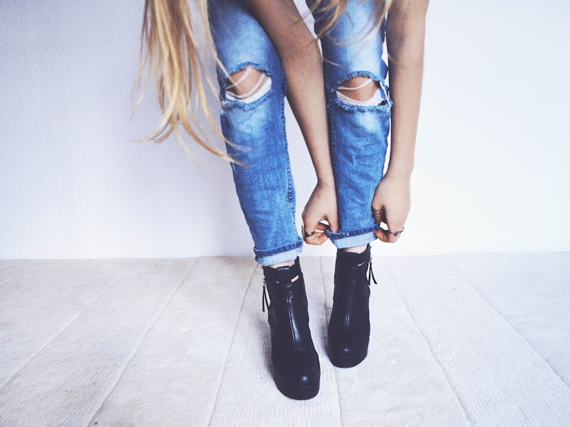 Frau mit Jeans und schwarzen Stiefeln