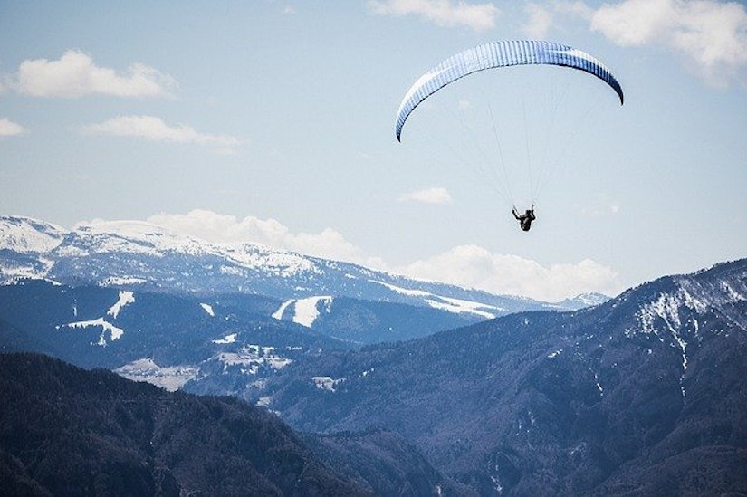 Person paragliding über den Bergen