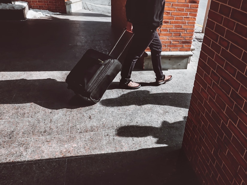 Mann mit schwarzem Koffer