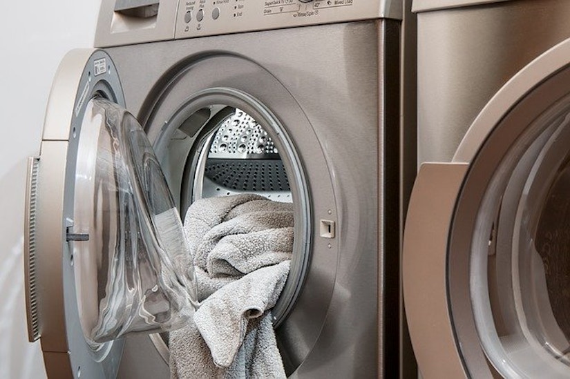 Moderne Waschmaschine neben Trockner; bei silberfarben.