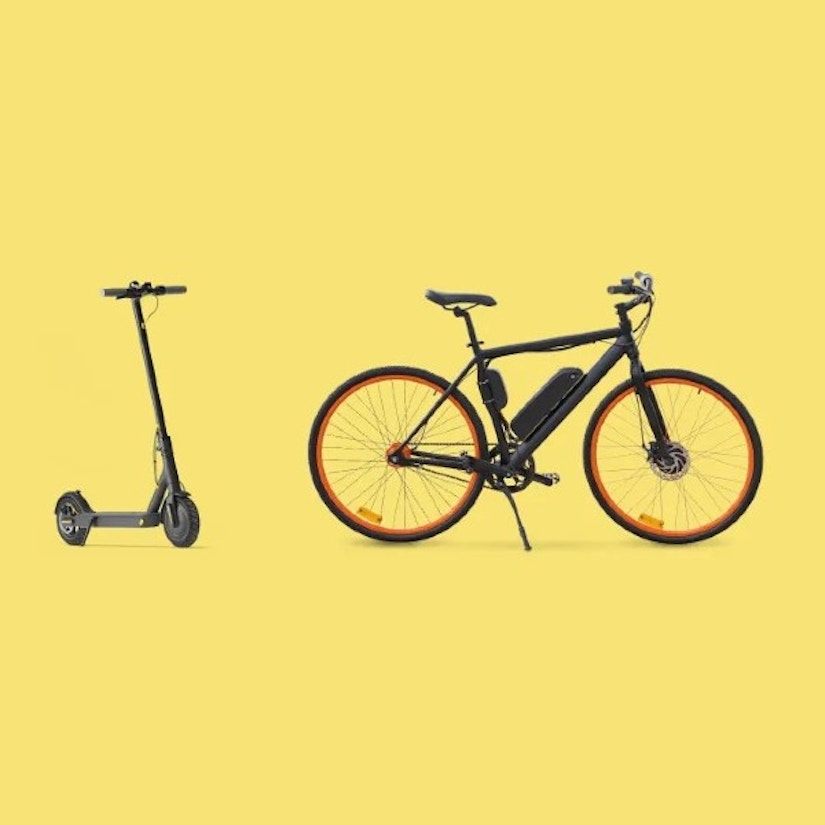 Ein Roller und ein ein E-Bike auf gelbem Hintergrund