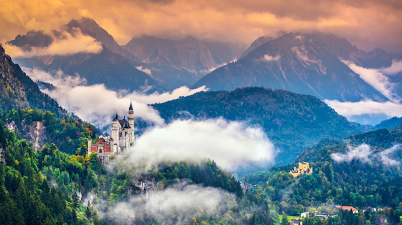 Schloss Neuschwanstein im Nebel.