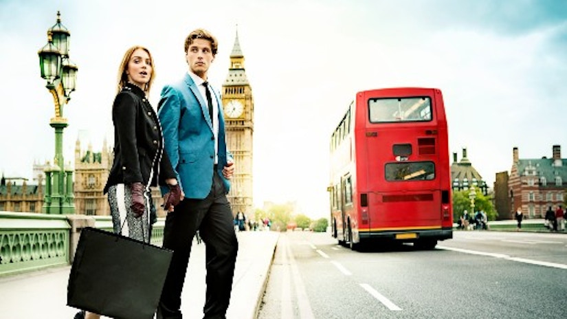 Ein Paar mit einer Einkaufstüte in London