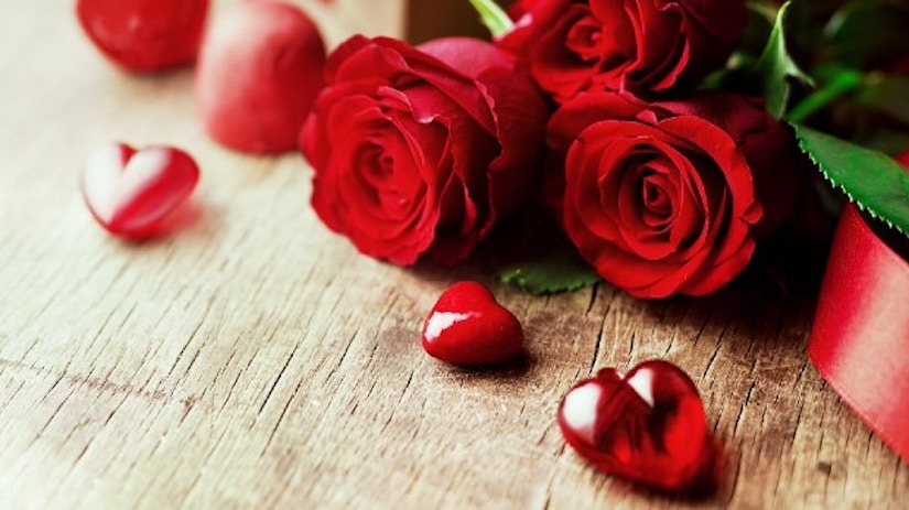 Rote Rosen mit Herzchen.