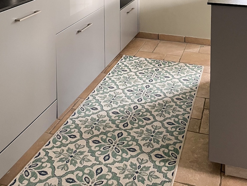 Ein Teppich liegt auf dem Boden in der Küche