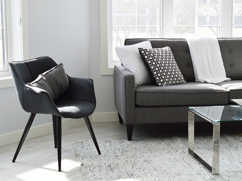 Wohnzimmer mit grauen Stuhl und Sofa