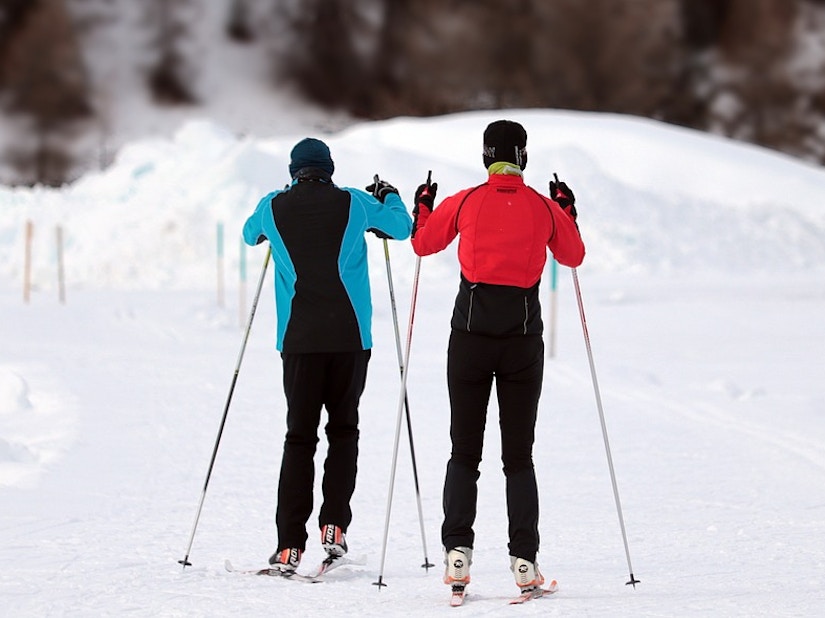 Zwei Personen fahren Ski