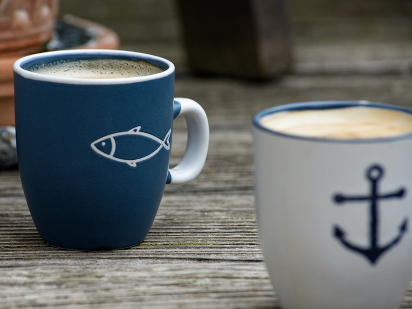 2 Tassen Kaffee mit Meeresmotiv
