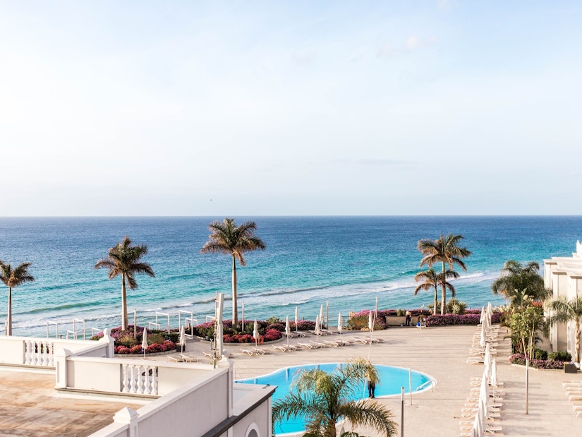 Meerblick mit Pool und Palmen von Hotelterasse