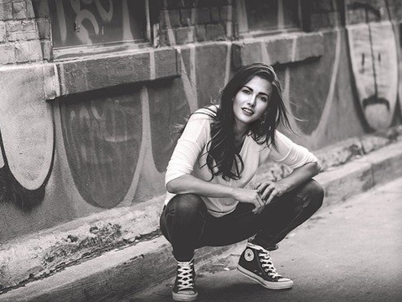 Frau mit Jeans und Converse-Schuhen for Graffiti