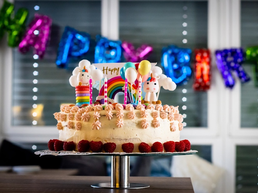 Torte und Buchstaben Ballons für Geburtstagsparty