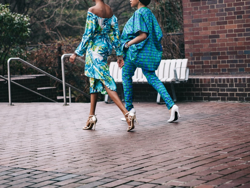 Zwei Frauen mit blauen Outfits