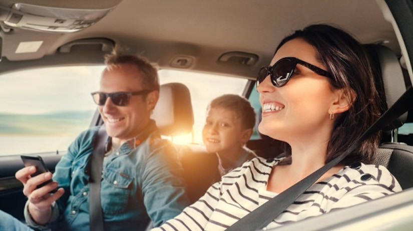 Eine Familie fährt Auto und lachte dabei.