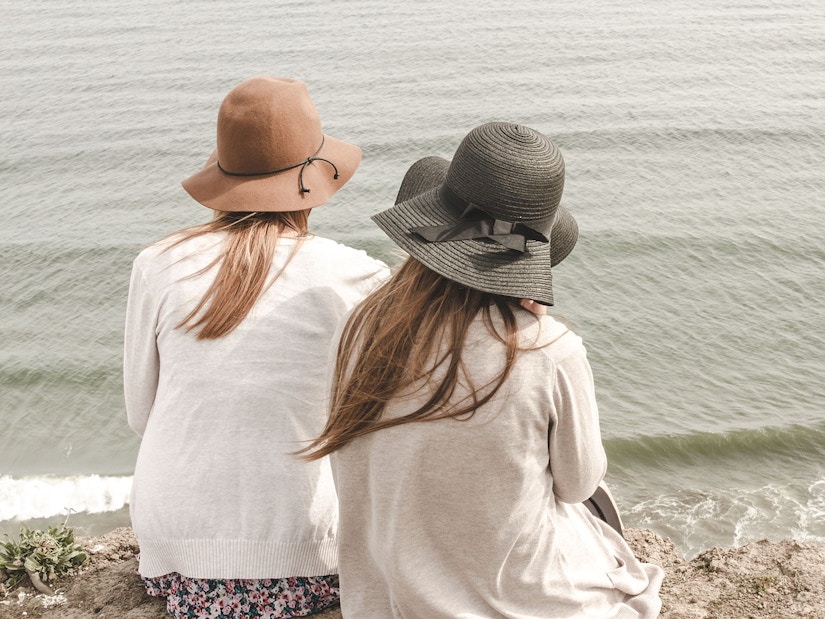 Zwei Frauen mit Sommerhüten
