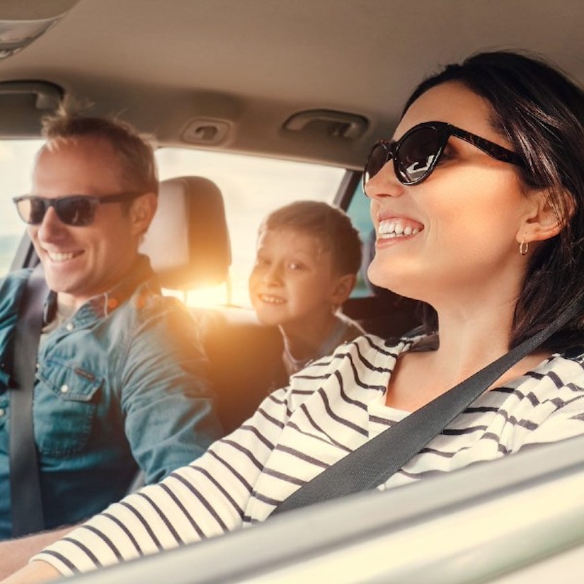 Eine glückliche Familie im Auto