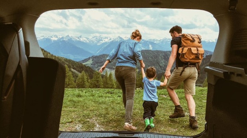 Eine Familie geht wandern.