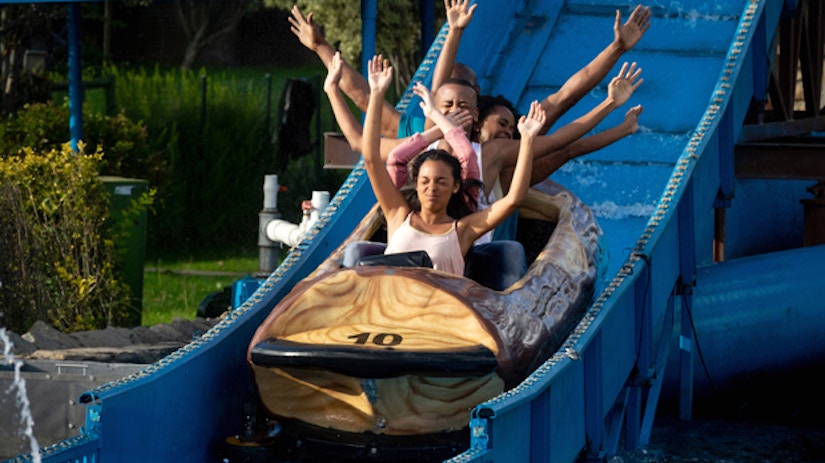 Freunde in einer Wildwasserbahn