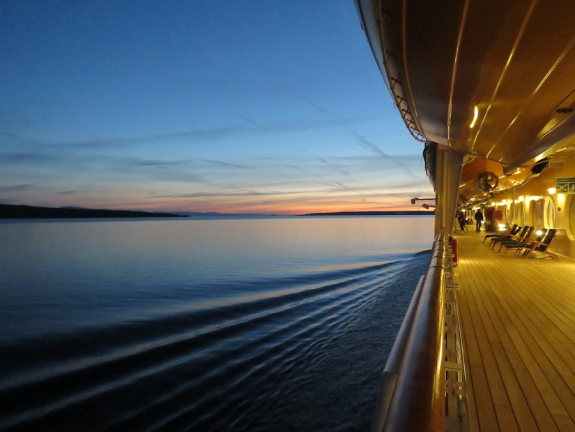 Blick vom Kreuzfahrtschiff im Sonnenuntergang