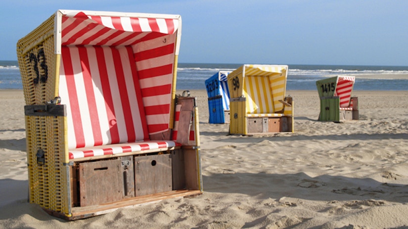 Strandkörbe am Strand.