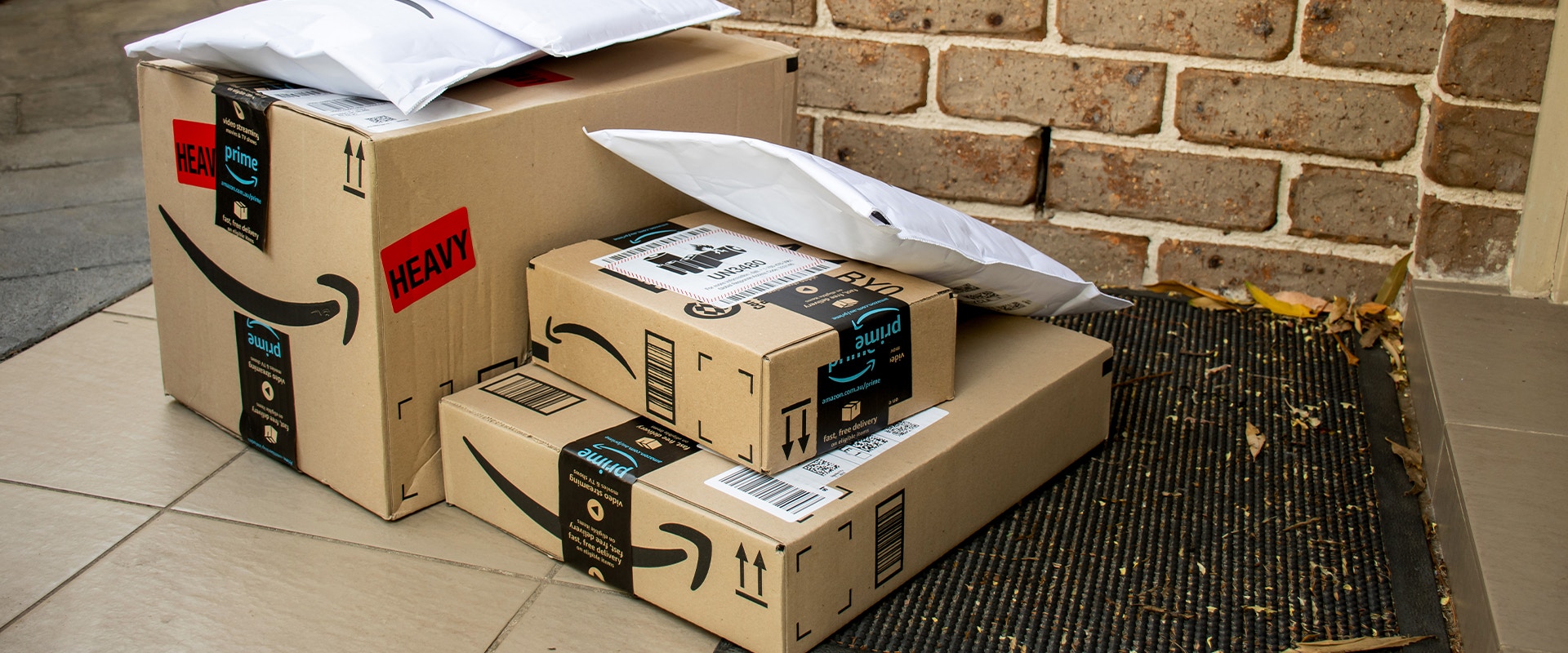 Amazon Pakete vor einer Haustür
