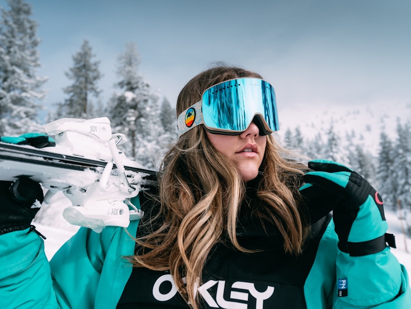 Frau mit Oakley Schutzbrillen für Schneesport