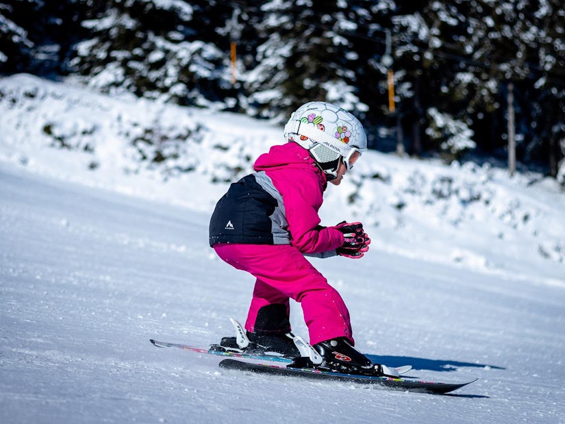 Ein Kind beim Skifahren