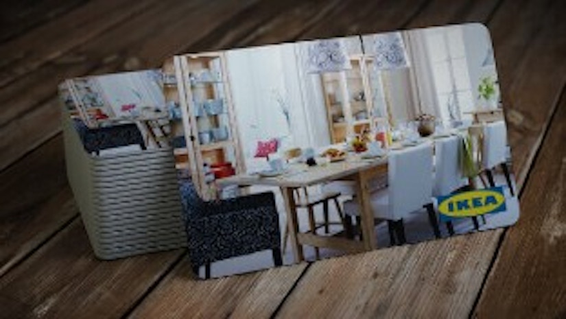 IKEA-Geschenkkarte auf einem Holzboden