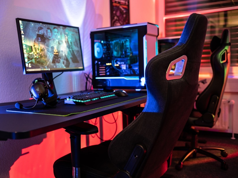 2 Gaming-Stühle und Monitor