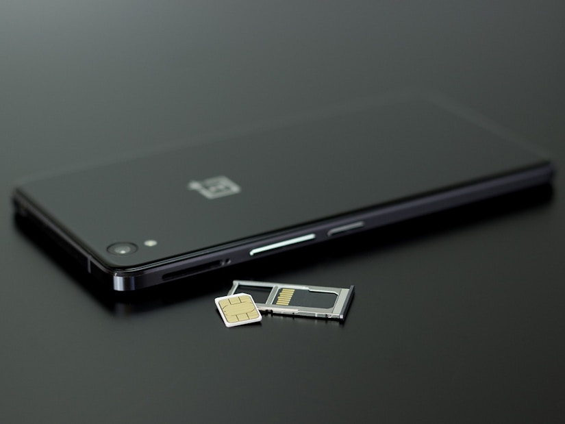 Schwarzes Smartphone und SIM-Karte