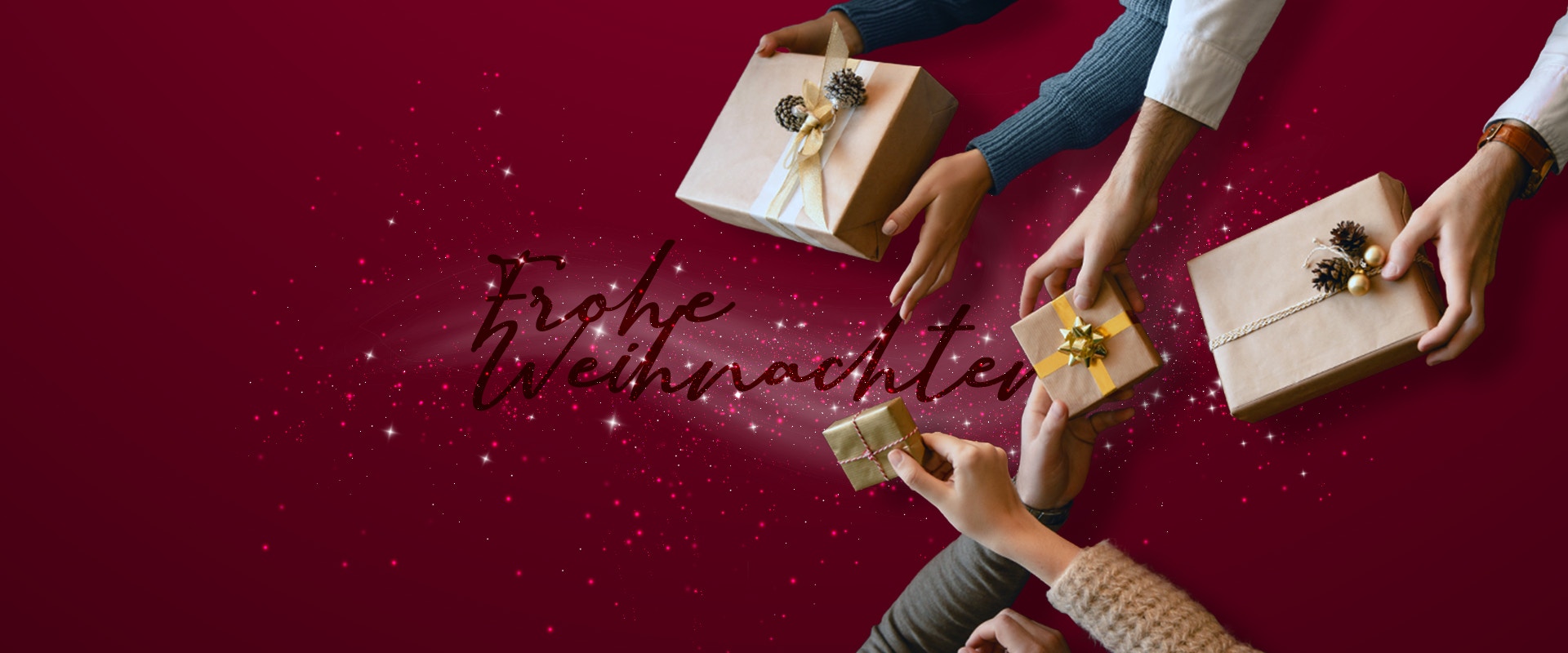 Der Schriftzug "Frohe Weihnachten", Hände und Geschenke.