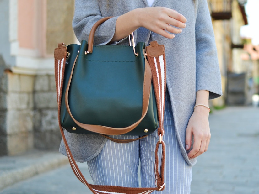 Die Frau mit einer grünen Handtasche