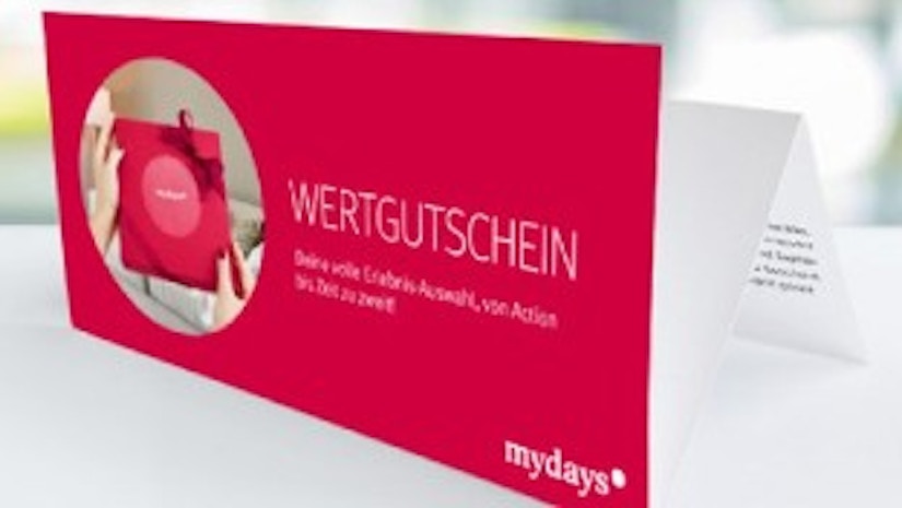 Ein Wertgutschein von mydays auf einem Tisch