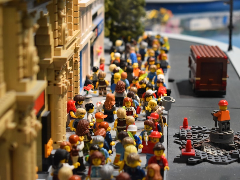 Straßenszene mit Lego-Figuren