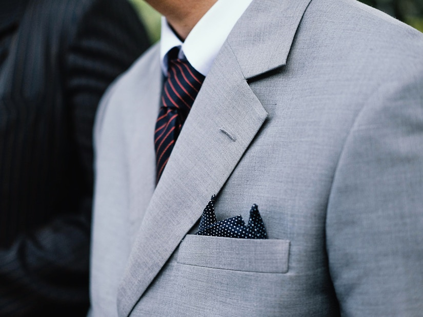Mann mit grauem Anzug
