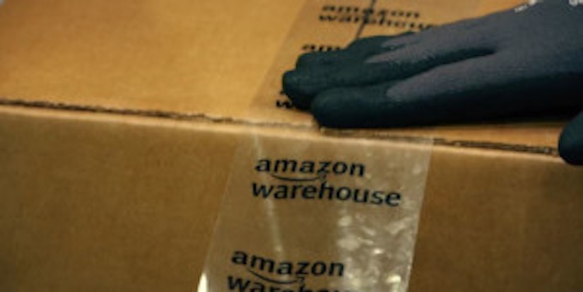 Paket wird mit Klebeband von Amazon Warehouse verschlossen