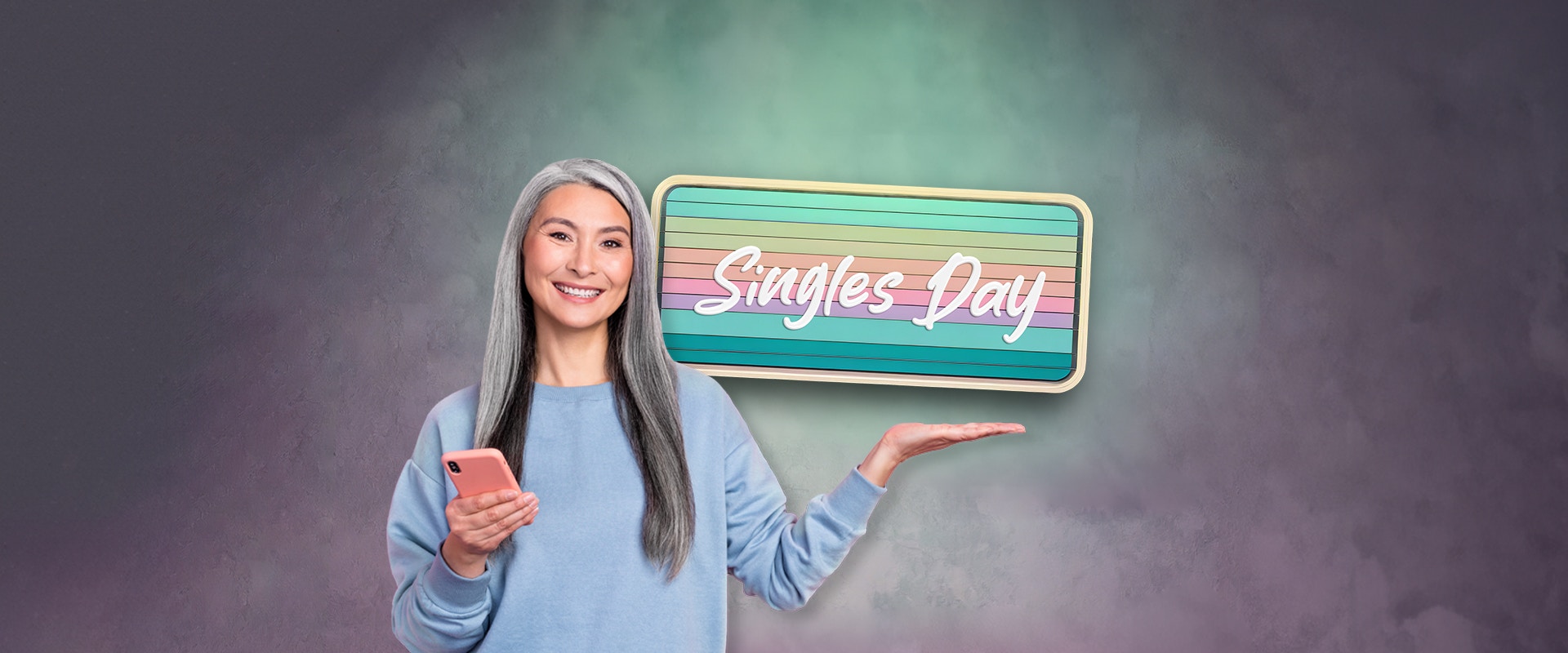 Eine Frau mit Handy und einem Schild mit der Aufschrift "Singles' Day"
